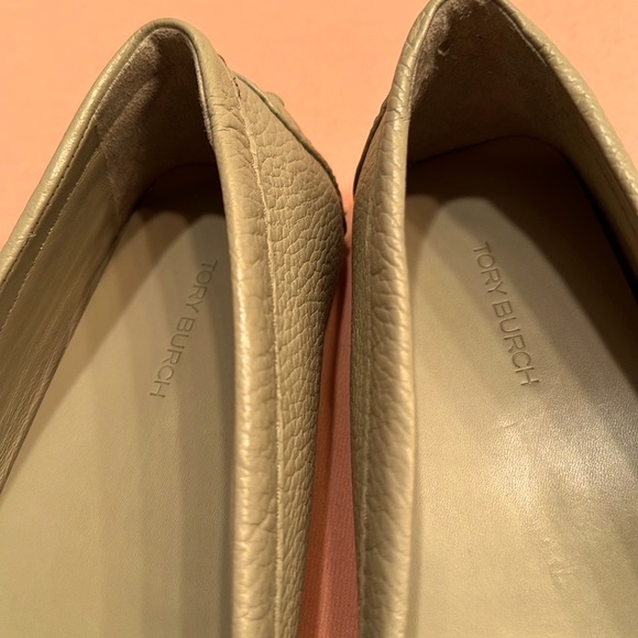 New Tory Burch Everly Pebble Leather Gold Logo Driver Loafer Shoes. Size 7.5 - Picture 4 of 7